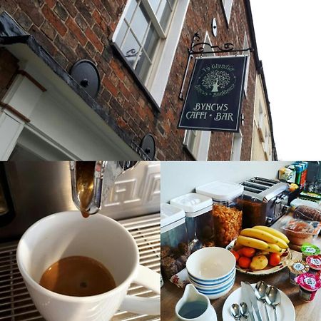 Ty Glyndwr Bunkhouse, Bar And Cafe Vandrehjem Caernarfon Eksteriør billede